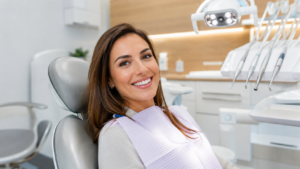 Paciente sonriendo en la consulta dental - Clínica Ivoria